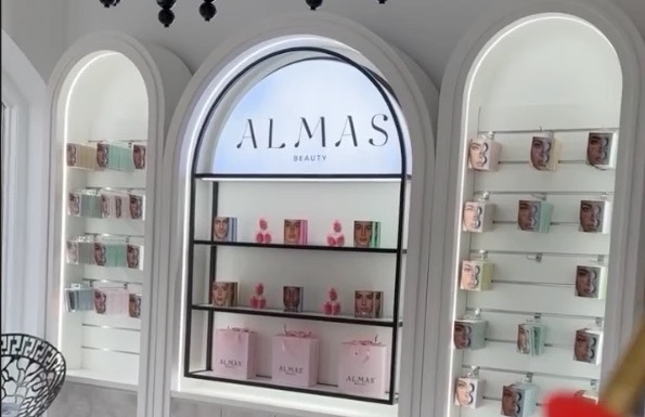 Buede hylder med Almas Beauty-produkter