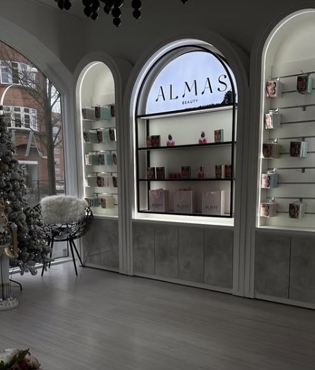 Studiet med hvide buer, sort lysekrone og Almas Beauty-hylder